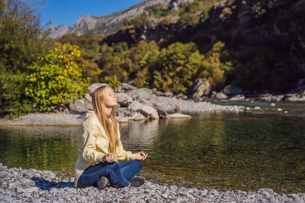 Montenegro. Mujer turista medita sobre el fondo de Limpio agua turquesa clara del río Moraca en verde cañón moraca paisaje natural. Viajar alrededor del concepto Montenegro — Foto de Stock