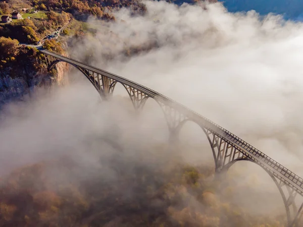 Montenegro. Ponte Dzhurdzhevich sobre o rio Tara manhã nebulosa — Fotografia de Stock