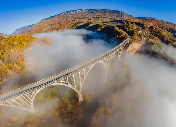モンテネグロ。川を渡るDzhurdzhevich橋タラ霧の朝 — ストック写真