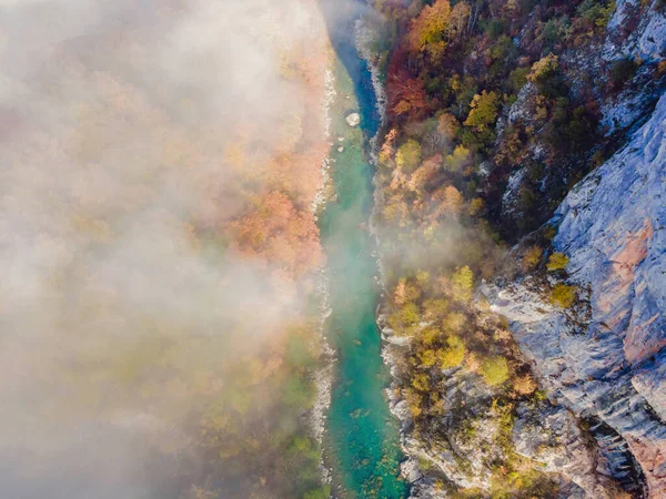 Montenegro. Dzhurdzhevich Puente sobre el río Tara nebulosa mañana — Foto de Stock