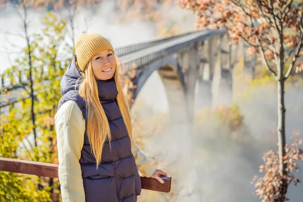 Monténégro. Femme touriste en arrière-plan du pont Dzhurdjevitch sur la rivière Tara matin brumeux. Voyage autour du Monténégro concept. Visites du Monténégro — Photo