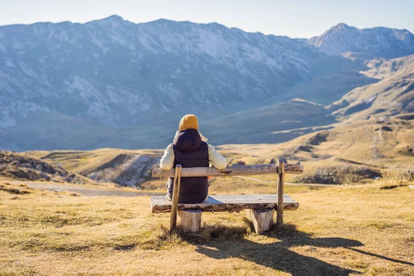Karadağ. Durmitor Ulusal Parkı 'nın arka planındaki kadın turist. Eyer Geçidi. Alp çayırları. Dağ manzarası. Karadağ 'da seyahat kavramı — Stok fotoğraf