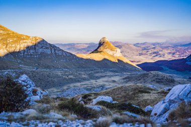 Geleneksel chaletlerle, cennet gibi dağ manzarasının panoramik görüntüsü. Zabljak, Durmitor, Karadağ. Karadağ 'da seyahat kavramı