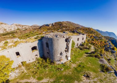 Kosmac Kalesi 'nin çökmesi. Antik Avusturya-Macaristan kalesi bir savunma yapısı ve gözlem noktası olarak inşa edildi. Montenego