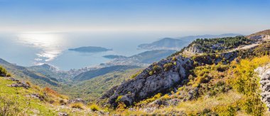 Karadağ 'ın Budva kentinin panoramik manzarası. Dağlardan Adriyatik Denizi 'ne güzel bir manzara