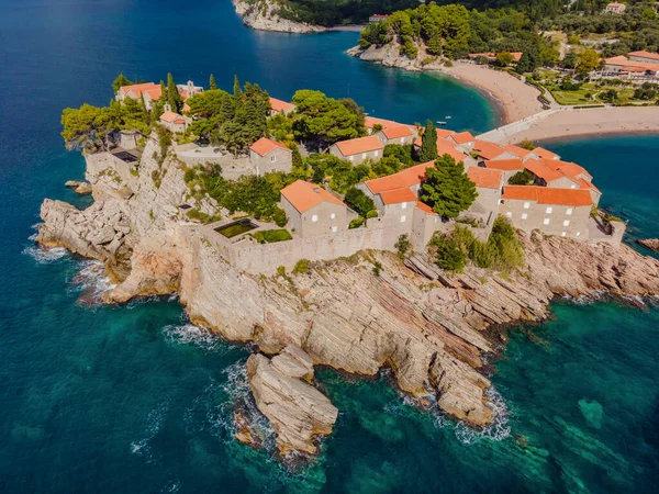 Havacılık bilimi. Uçan İHA 'nın görüntüsü. Karadağ 'ın güzel bir yaz gününde Budva' daki Sveti Stefan adasının panoramik manzarası. Üst Manzara. Güzel yerler.
