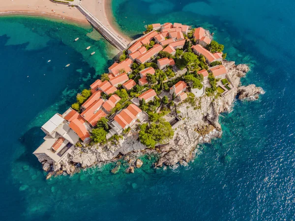 Aerofotografía. Vista desde el avión no tripulado. Vista panorámica de la isla de Sveti Stefan en Budva en un hermoso día de verano, Montenegro. Vista superior. Hermosos destinos — Foto de Stock