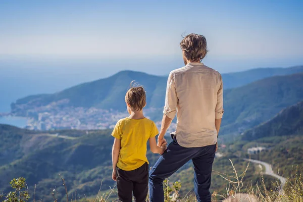 Karadağ 'ın Budva kentinin Panoramik manzarasının arka planında mutlu bir aile var. Dağlardan Adriyatik Denizi 'ne güzel bir manzara — Stok fotoğraf