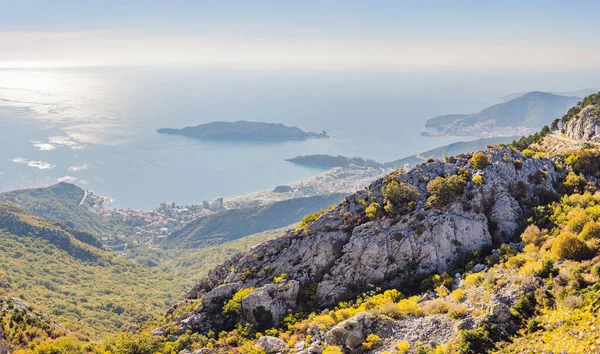 Vista panorámica de la ciudad de Budva, Montenegro. Hermosa vista desde las montañas hasta el mar Adriático —  Fotos de Stock