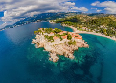 Havacılık bilimi. Uçan İHA 'nın görüntüsü. Karadağ 'ın güzel bir yaz gününde Budva' daki Sveti Stefan adasının panoramik manzarası. Üst Manzara. Güzel yerler.