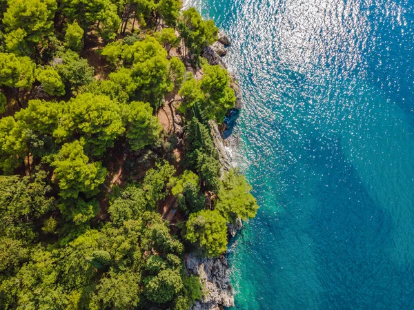 Vista aérea de las olas marinas y la fantástica costa rocosa, Montenegro — Foto de Stock