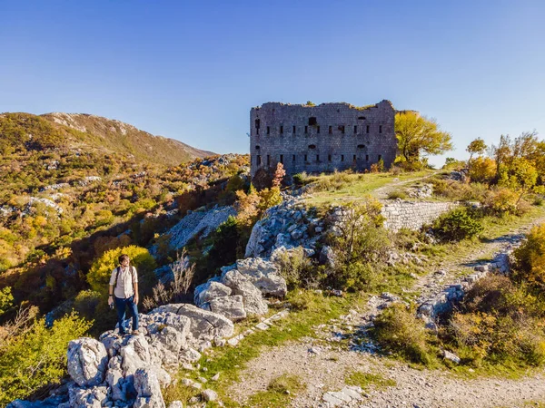 Kosmac Kalesi 'nin çökmesi. Antik Avusturya-Macaristan kalesi bir savunma yapısı ve gözlem noktası olarak inşa edildi. Montenego