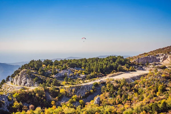 Gökyüzünde uçan paraglider, dağ manzarası, Becici, Karadağ — Stok fotoğraf