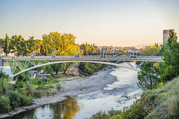 Bu yaya köprüsünün metal inşası Moskova şehrinin Karadağ halkına bir armağanıydı. 2008 'de inşa edilen modern tasarım, yakınlardaki Milenyum köprüsü ile yan yana gelmektedir.