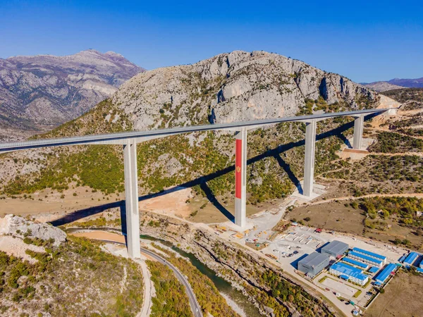 Montenegro. Bridge Moracica. Reinforced concrete bridge across the Moraci gorge. The motorway Bar - Bolyare. The bridge is on the Smokovac - Uvach - Mateshevo section. The Moracica Bridge was built by — Foto Stock