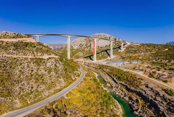Montenegro. Bridge Moracica. Reinforced concrete bridge across the Moraci gorge. The motorway Bar - Bolyare. The bridge is on the Smokovac - Uvach - Mateshevo section. The Moracica Bridge was built by — Foto Stock