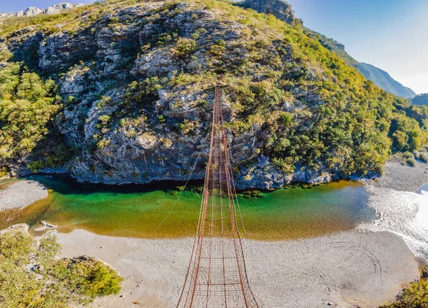 Visões de Montenegro. Ponte velha e enferrujada. Atração Ponte de ferro suspensa extrema longa através do rio Moraca. Montenegro — Fotografia de Stock