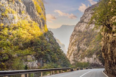 Kışın Moraca Nehri 'nin güzel Kanyonu, Karadağ veya Crna Gora, Balkan ve Avrupa