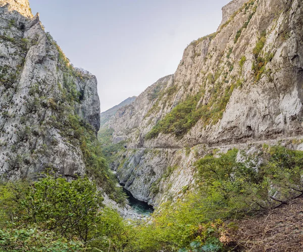 Gyönyörű kanyon Moraca folyó télen, Montenegró vagy Crna Gora, Balkán, Európa — Stock Fotó