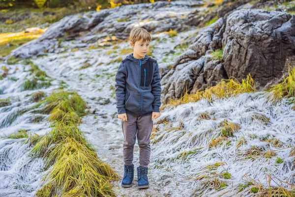Çocuk yeşil çimlerin üzerine düşen ilk kara şaşırır.