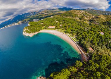 Karadağ 'ın Milocer kentindeki Queens Plajı. Deniz dalgalarının hava manzarası ve muhteşem Rocky sahili, Karadağ