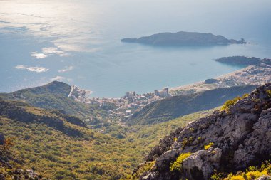 Karadağ 'ın Budva kentinin panoramik manzarası. Dağlardan Adriyatik Denizi 'ne güzel bir manzara