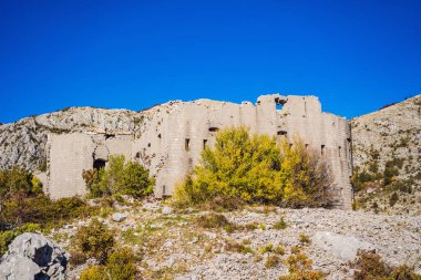 Kosmac Kalesi 'nin çökmesi. Antik Avusturya-Macaristan kalesi bir savunma yapısı ve gözlem noktası olarak inşa edildi. Montenego