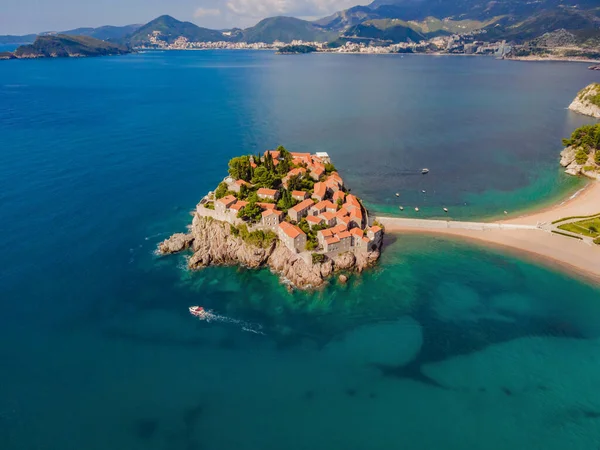 Aerofotografía. Vista desde el avión no tripulado. Vista panorámica de la isla de Sveti Stefan en Budva en un hermoso día de verano, Montenegro. Vista superior. Hermosos destinos — Foto de Stock