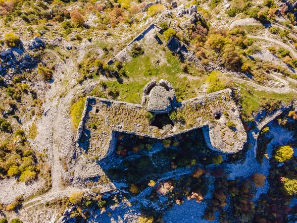 Torre colapsante de la fortaleza Kosmac. Antigua fortaleza austro-húngara construida como estructura defensiva y puesto de observación. Montenego — Foto de Stock