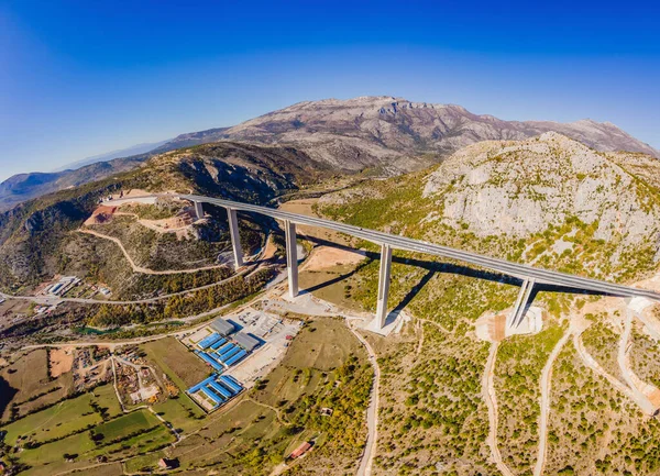 Montenegro. Bridge Moracica. Reinforced concrete bridge across the Moraci gorge. The motorway Bar - Bolyare. The bridge is on the Smokovac - Uvach - Mateshevo section. The Moracica Bridge was built by — Foto Stock