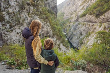 Anne ve oğul turistler kışın Moraca Nehri 'nin Güzel Kanyonu' nun arka planında, Karadağ veya Crna Gora, Balkan, Avrupa