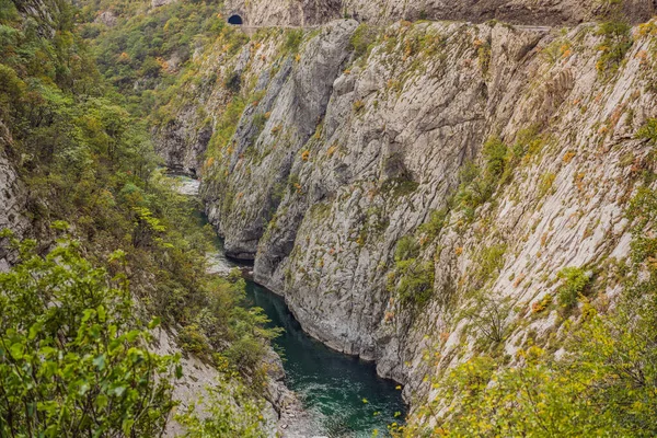 Kışın Moraca Nehri 'nin güzel Kanyonu, Karadağ veya Crna Gora, Balkan ve Avrupa