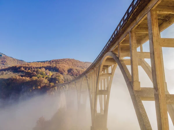 Montenegro. Ponte Dzhurdzhevich sobre o rio Tara manhã nebulosa — Fotografia de Stock