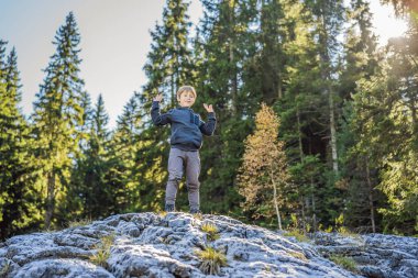 Çocuk yeşil çimlerin üzerine düşen ilk kara şaşırır.