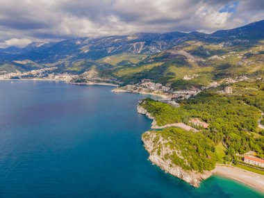 Deniz dalgalarının hava manzarası ve muhteşem Rocky sahili, Karadağ