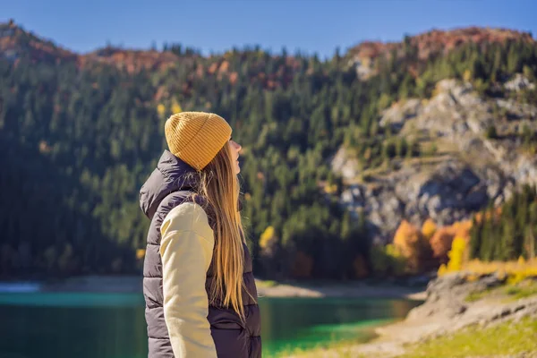 Woman tourist in background of Panoramic morning view of Black Lake Crno Jezero. Calm summer scene of Durmitor Nacionalni Park, Zabljak location, Montenegro, Europe. Beauty of nature concept — 스톡 사진