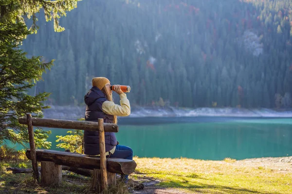 Woman tourist in background of Panoramic morning view of Black Lake Crno Jezero. Calm summer scene of Durmitor Nacionalni Park, Zabljak location, Montenegro, Europe. Beauty of nature concept — Foto de Stock