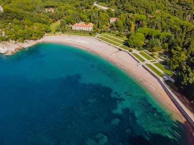 Karadağ 'ın Milocer kentindeki Queens Plajı. Deniz dalgalarının hava manzarası ve muhteşem Rocky sahili, Karadağ