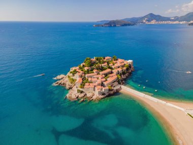 Havacılık bilimi. Uçan İHA 'nın görüntüsü. Karadağ 'ın güzel bir yaz gününde Budva' daki Sveti Stefan adasının panoramik manzarası. Üst Manzara. Güzel yerler.