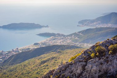 Karadağ 'ın Budva kentinin panoramik manzarası. Dağlardan Adriyatik Denizi 'ne güzel bir manzara