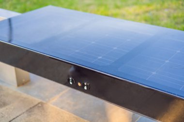 Yerel parktaki yeni akıllı bank kablosuz ağ sağlarken cep telefonlarını şarj etmek için kullanılıyor