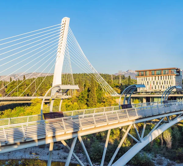 Ennek a gyalogos hídnak a fémszerkezete ajándék volt Moszkva városától Montenegró népének. A 2008-ban épült modern design jól illeszkedik a közeli Millenniumi hídhoz — Stock Fotó