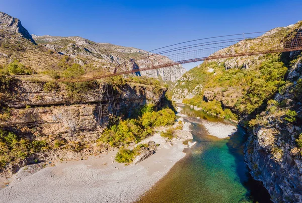 Attrazioni del Montenegro. Punto di riferimento Vecchio ponte arrugginito. Attrazione Lungo ponte di ferro sospeso estremo attraverso il fiume Moraca. Montenegro — Foto Stock