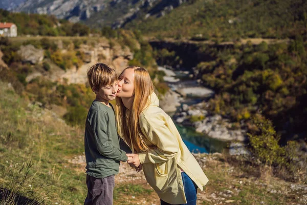 - Czarnogóra. Mama i syn turystów na tle czystej turkusowej wody czystej rzeki Moraca w zielonym kanionie moraca krajobraz przyrody. Podróż po Czarnogórze koncepcja — Zdjęcie stockowe