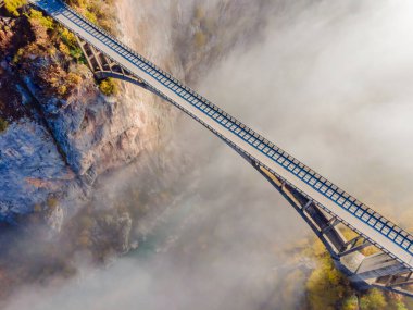 Karadağ. Tara Nehri üzerindeki Dzhurdzhevich Köprüsü sisli bir sabah