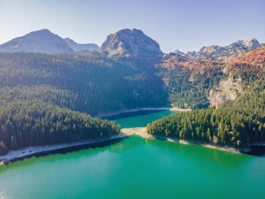 Ulusal Park Durmitor 'daki Kara Göl' ün havadan görüntüsü. Karadağ. Karadağ 'da seyahat kavramı