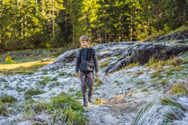 Çocuk yeşil çimlerin üzerine düşen ilk kara şaşırır.