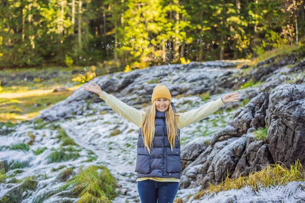 Genç, yetişkin bir kadın, kar yağdıktan sonra yavaşça yürüyor. Harika bir kış gününde huzurlu bir atmosfer. Karlı orman yolunda temiz havanın tadını çıkarıyorum.