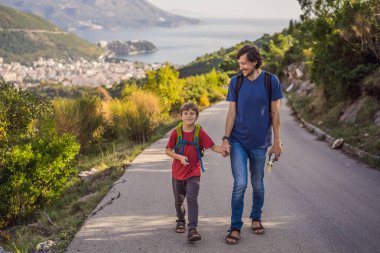 Karadağ 'ın Budva kentinin Panoramik manzarasının arka planında mutlu bir aile var. Dağlardan Adriyatik Denizi 'ne güzel bir manzara