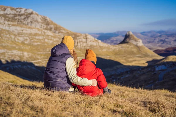 Karadağ. Anne ve oğul turistler Durmitor Ulusal Parkı 'nın arka planında. Eyer Geçidi. Alp çayırları. Dağ manzarası. Karadağ 'da seyahat kavramı — Stok fotoğraf